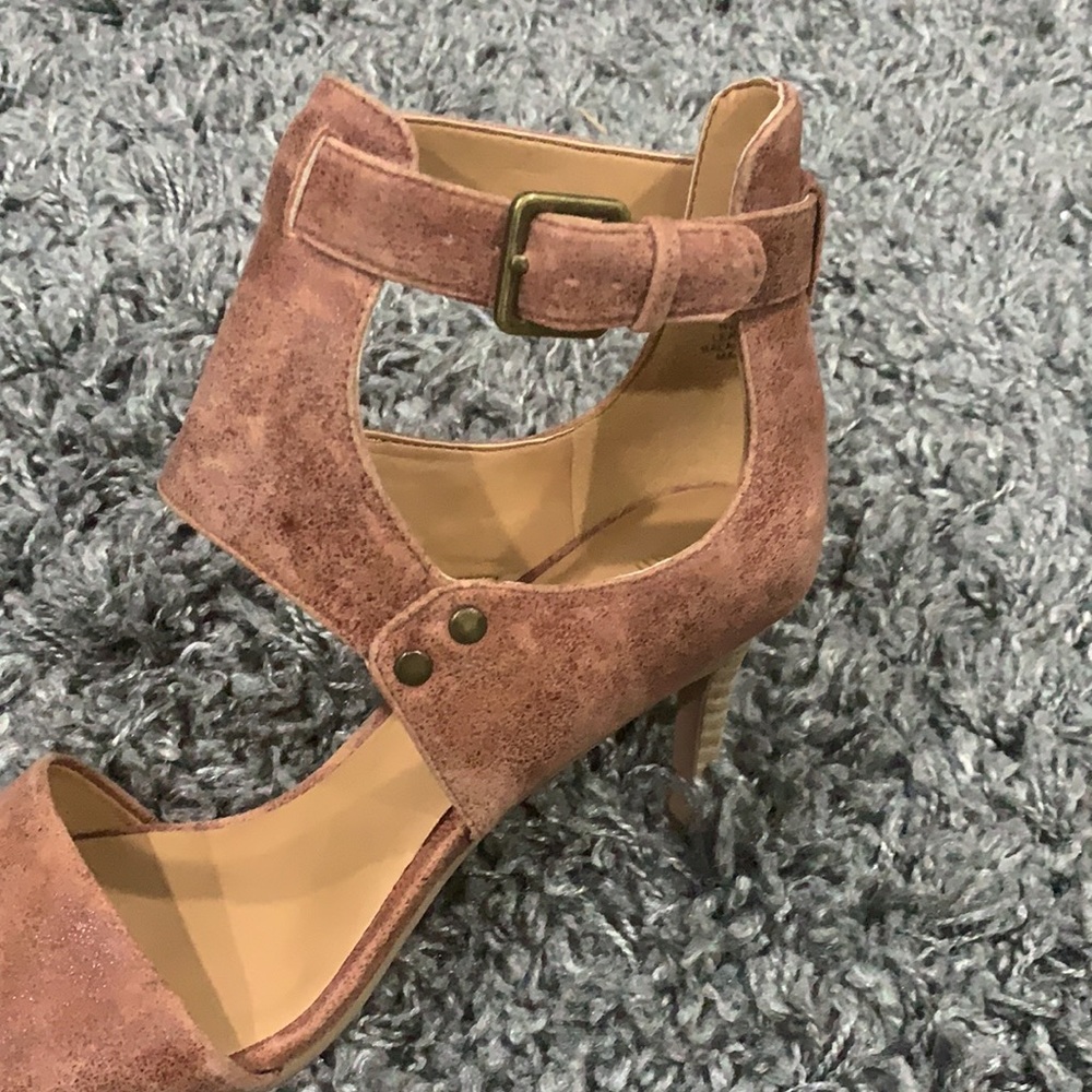 New in box! Nine West Izzy Wizzy Sandals in Cognac Leather - Picture 7 of 11